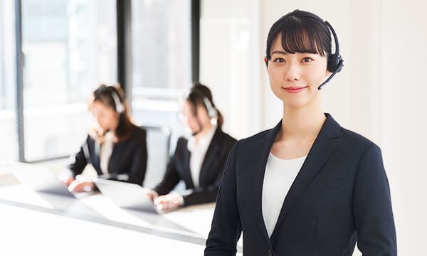 24時間365日体制のコールセンターの様子