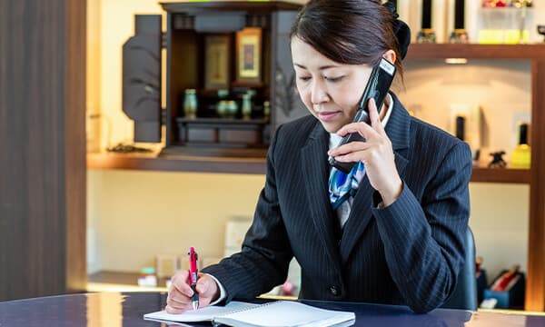 電話をかけている女性の様子