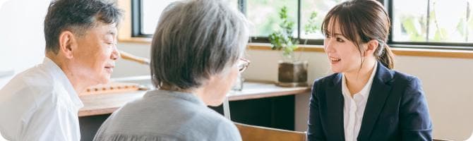 ご相談に応じる小さな森の家のスタッフ