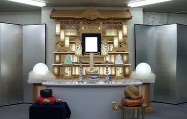 昔ながらの葬儀社の祭壇