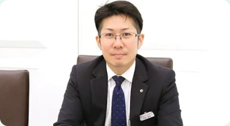 見積書を説明するスタッフ