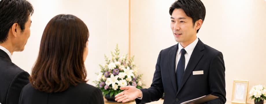 ご家族の相談に応じるスタッフ